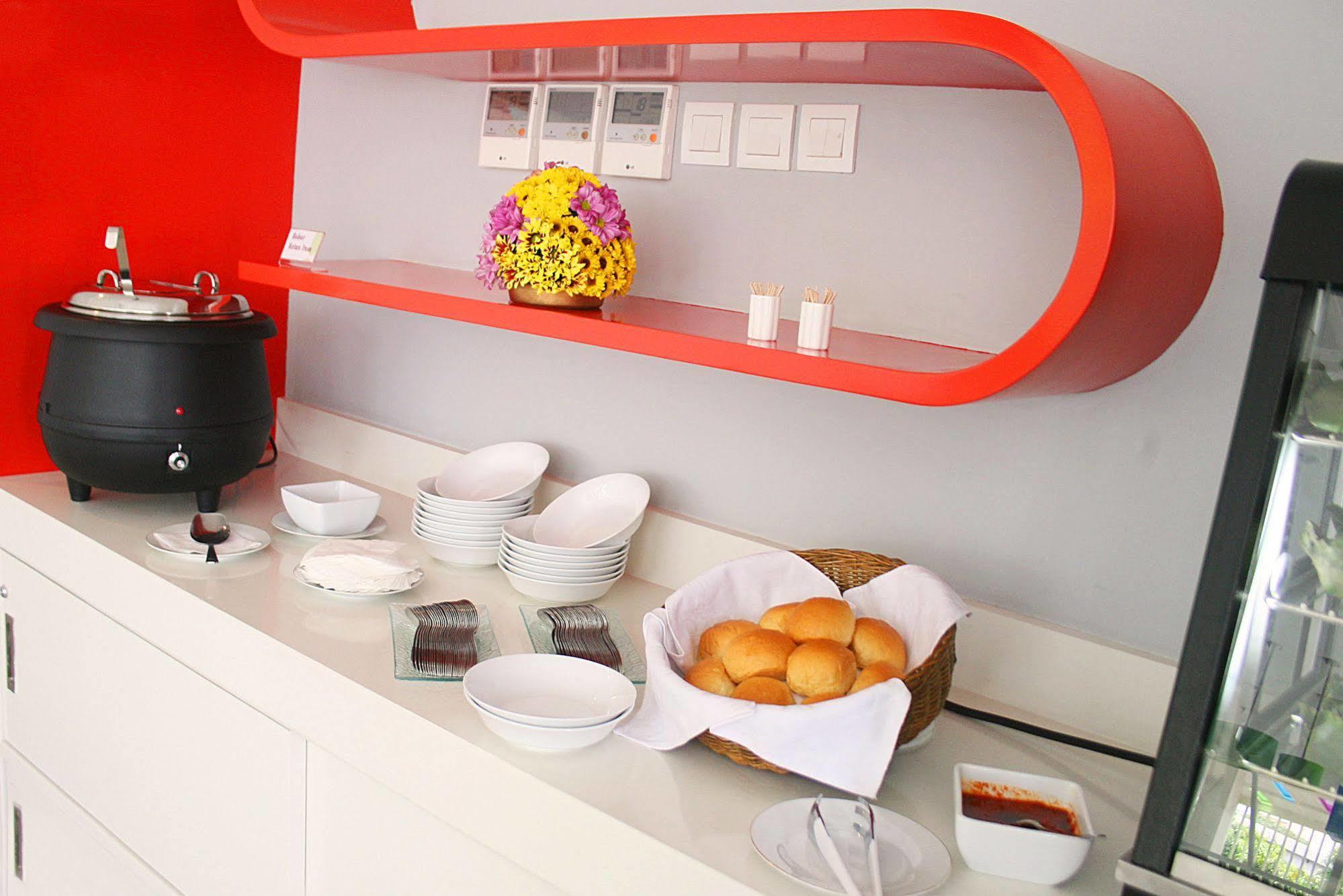 Pop! Hotel Kemang Jakarta Ngoại thất bức ảnh
